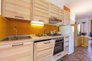 Familien-Stadtwohnung, Mehrere Schlafzimmer, 2 Bäder, Bergseite (Sunset in Ranco) | Eigene Küche | Kühlschrank, Ofen, Herdplatte, Geschirrspüler
