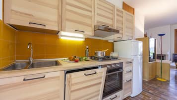 Townhouse Keluarga, 2 kamar tidur, 2 kamar mandi, tepi gunung (Sunset in Ranco) | Dapur pribadi | Lemari es, oven, kompor, dan mesin pencuci piring