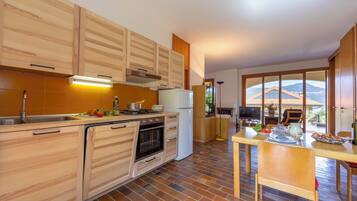 Familien-Stadtwohnung, Mehrere Schlafzimmer, 2 Bäder, Bergseite (Sunset in Ranco) | Eigene Küche