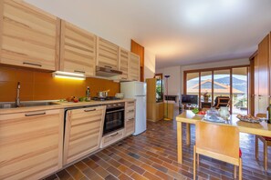 Maison mitoyenne Familiale, plusieurs chambres, 2 salles de bains, côté montagne (Sunset in Ranco) | Cuisine privée | Réfrigérateur, four, plaque de cuisson, lave-vaisselle