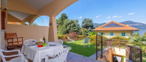 Familien-Stadtwohnung, Mehrere Schlafzimmer, 2 Bäder, Bergseite (Sunset in Ranco) | Speisen im Freien