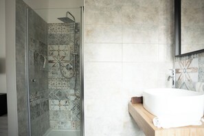 Regadera, secadora de cabello, bidet, toallas 