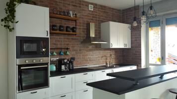 Réfrigérateur, micro-ondes, four, plaque de cuisson