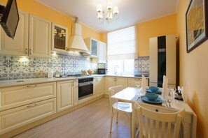 Kjøleskap, mikrobølgeovn, kokeplater og kaffetrakter/tekoker