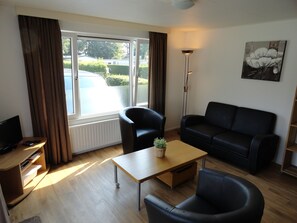 Een televisie, een tafeltennistafel en boeken