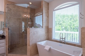 Bathtub, hair dryer, towels - 23 Egret - 2nd Row Home W/ Ocean Views, 5 Minute Walk to Coligny Plaza (Hilton Head Island)