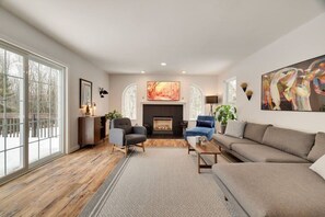 Smart TV, chimenea, tenis de mesa y libros 