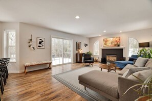 تلفزيون ذكي، مدفأة، تنس طاولة، كُتُب