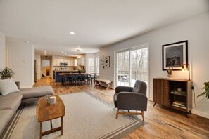 تلفزيون ذكي، مدفأة، تنس طاولة، كُتُب