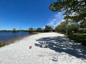Beach nearby - Modern 6BR: Hot Tub, Sauna, Gameroom, Mins to Lake (Pocono Summit)