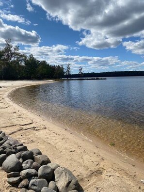 بالقرب من الشاطئ