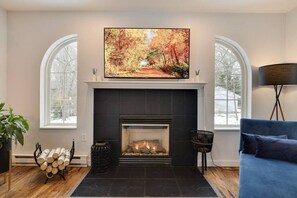 Älytelevisio, takka, pöytätennispöytä, kirjoja