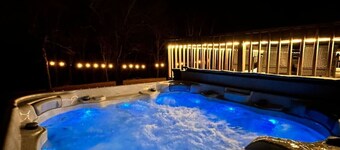 Modern 6BR: Hot Tub, Sauna, Gameroom, Mins to Lake