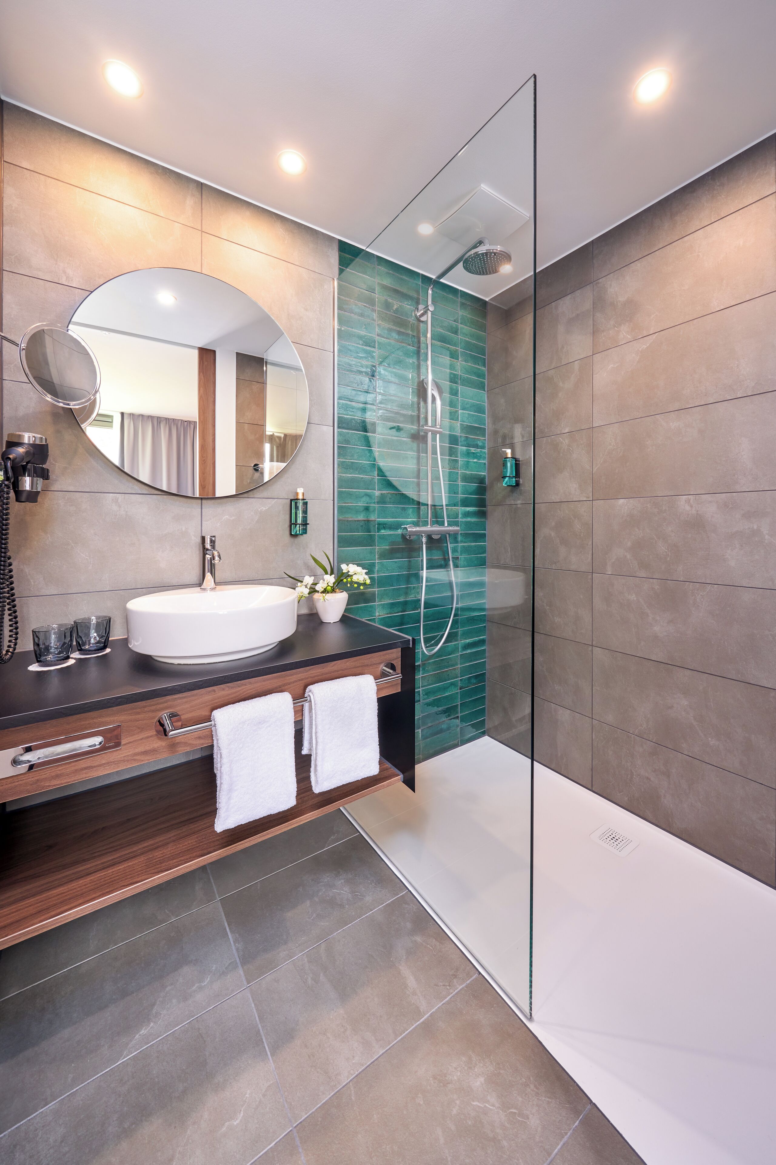 shower, rainfall showerhead, free toiletries, hair dryer