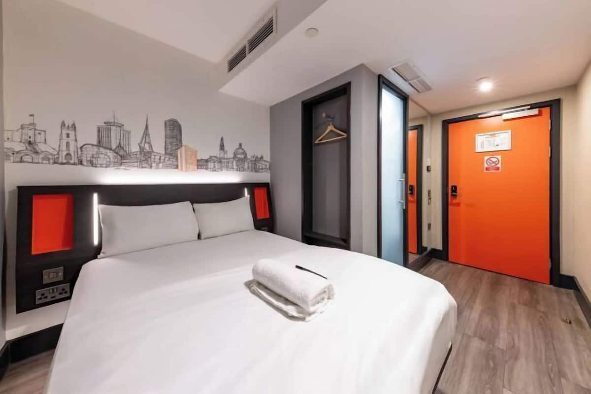 Laptop workspace, soundproofing, iron/ironing board, free WiFi