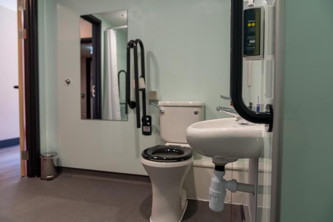 shower, rainfall showerhead, free toiletries