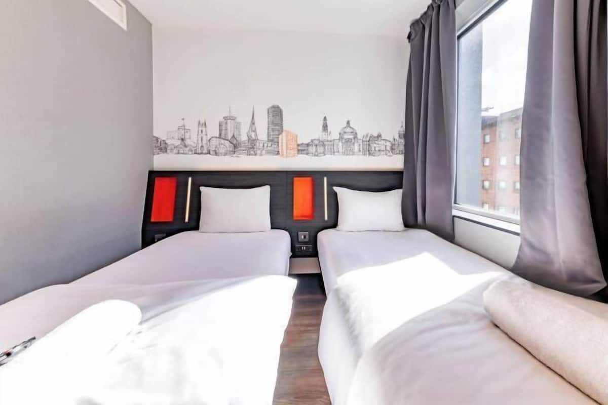 Laptop workspace, soundproofing, iron/ironing board, free WiFi