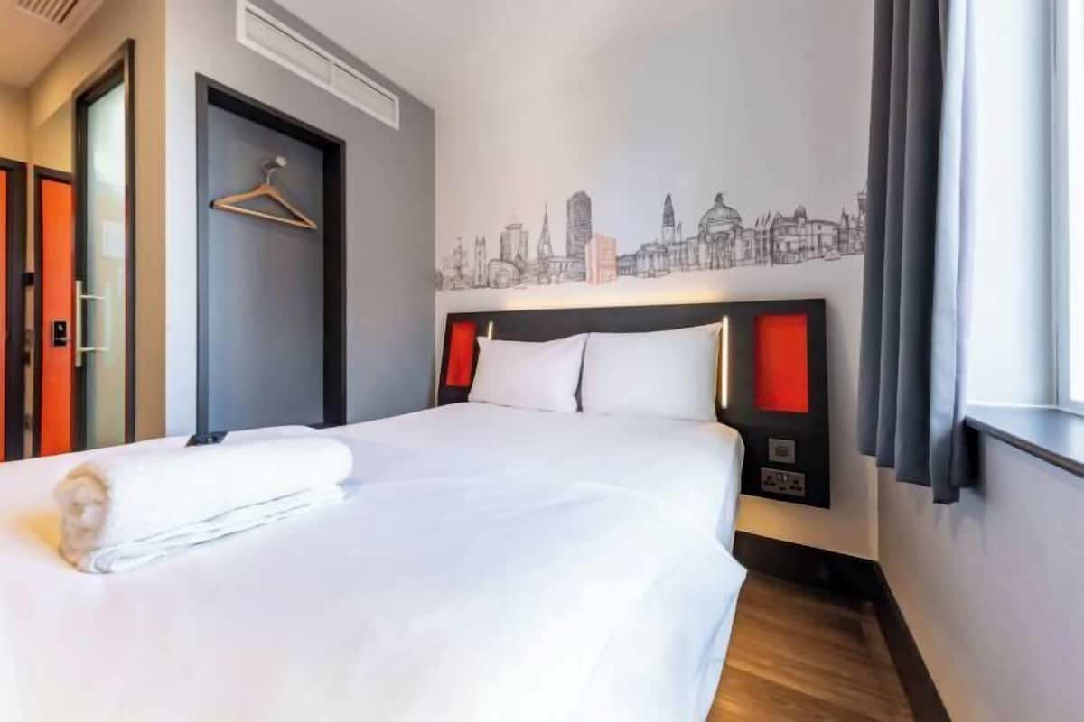 Laptop workspace, soundproofing, iron/ironing board, free WiFi