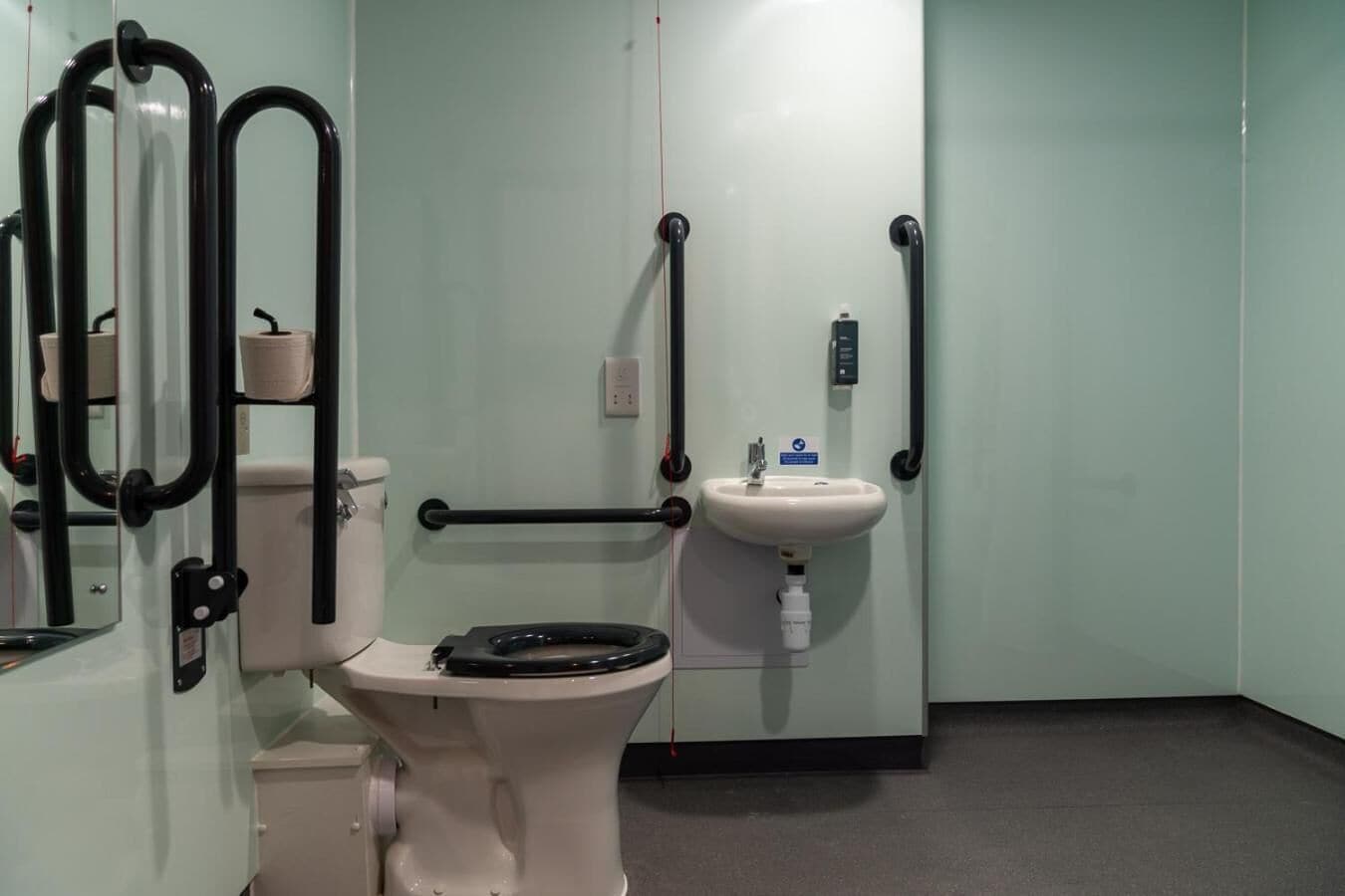 shower, rainfall showerhead, free toiletries