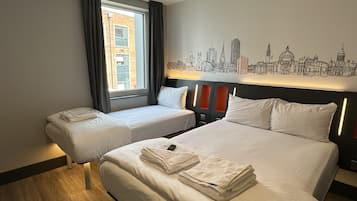 Habitación triple familiar | Cortinas opacas, tabla de planchar con plancha, wifi gratis