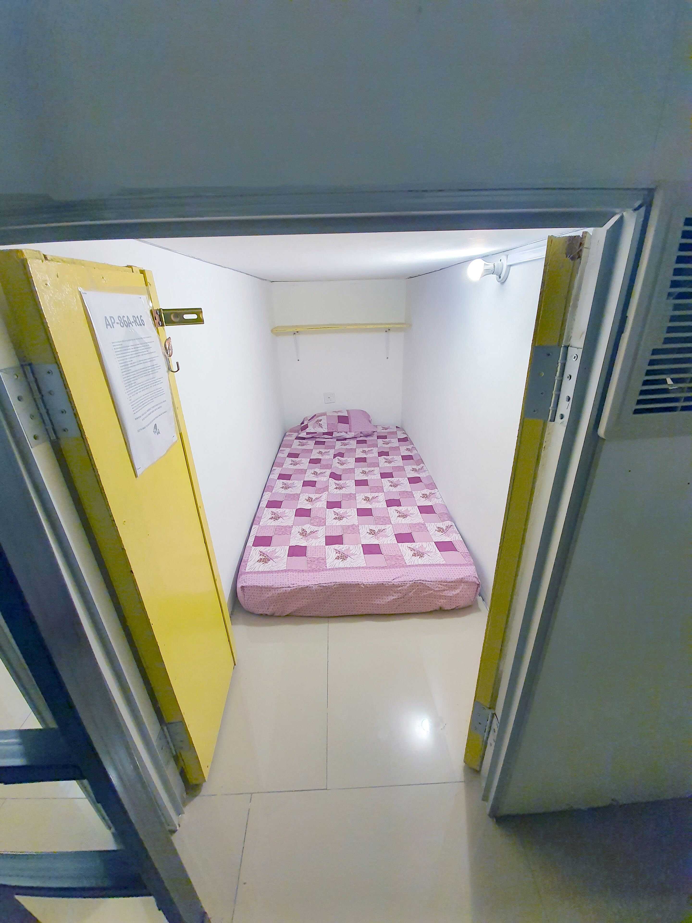 Superior Single Capsule | Soundproofing, iron/ironing board, free WiFi, bed sheets