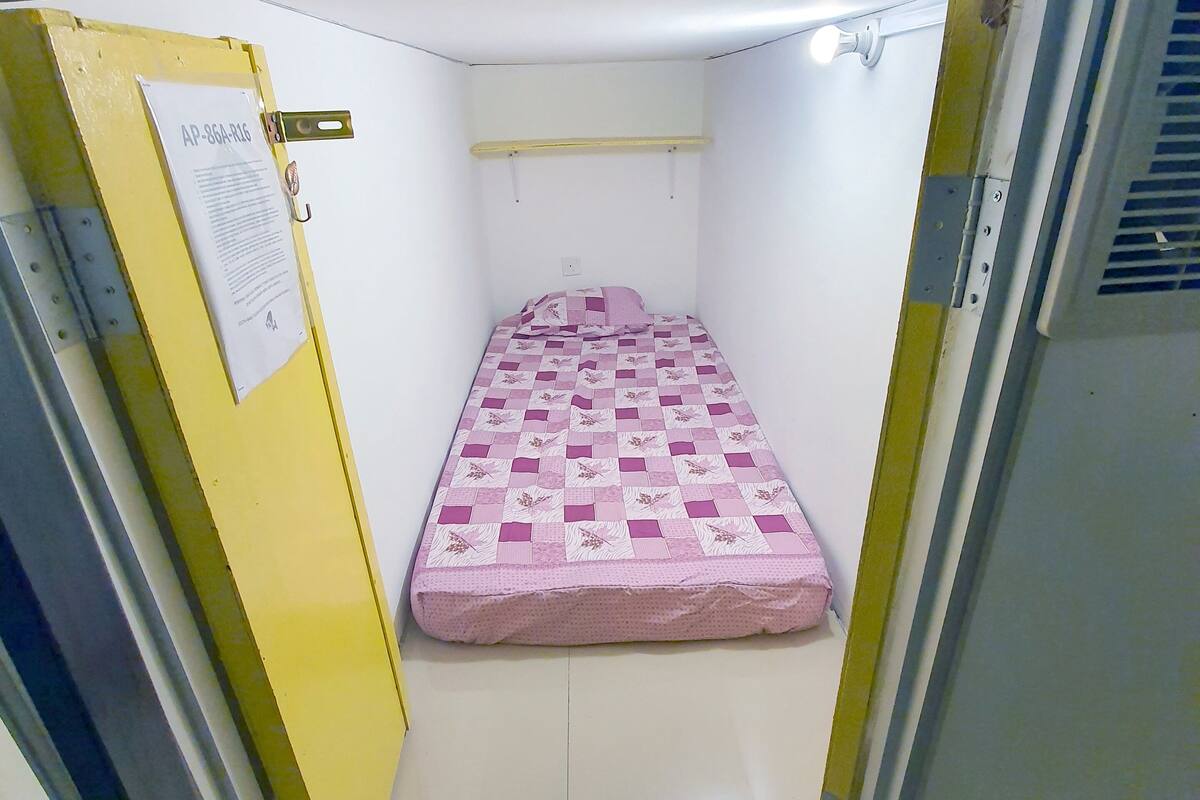 Superior Single Capsule | Soundproofing, iron/ironing board, free WiFi, bed sheets