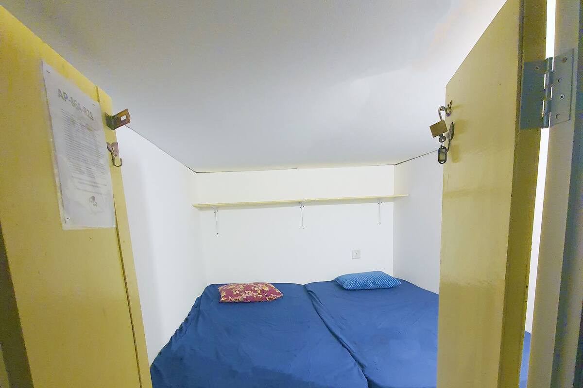 Superior Twin Capsule | Soundproofing, iron/ironing board, free WiFi, bed sheets