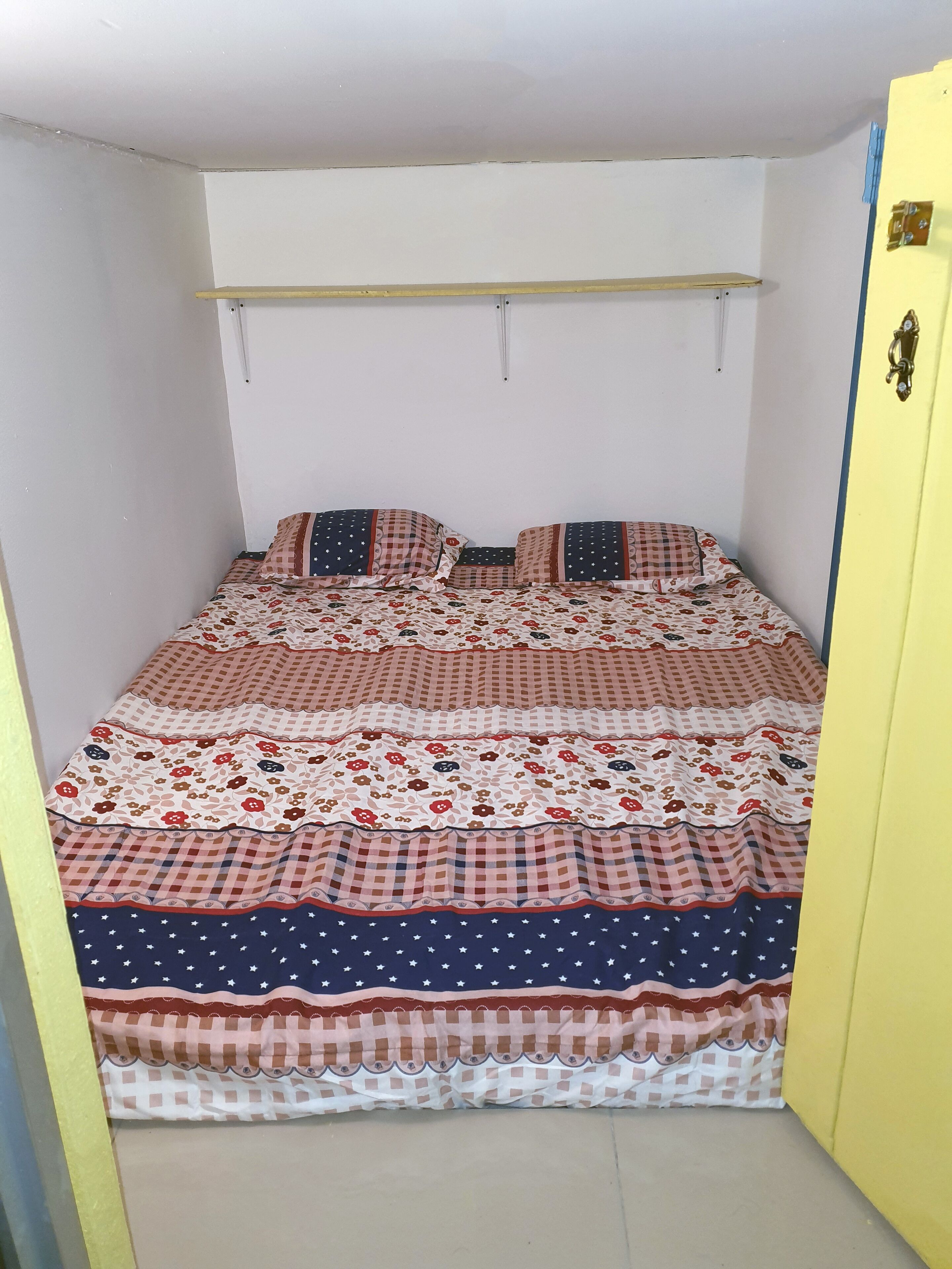 Superior Queen Capsule | Soundproofing, iron/ironing board, free WiFi, bed sheets