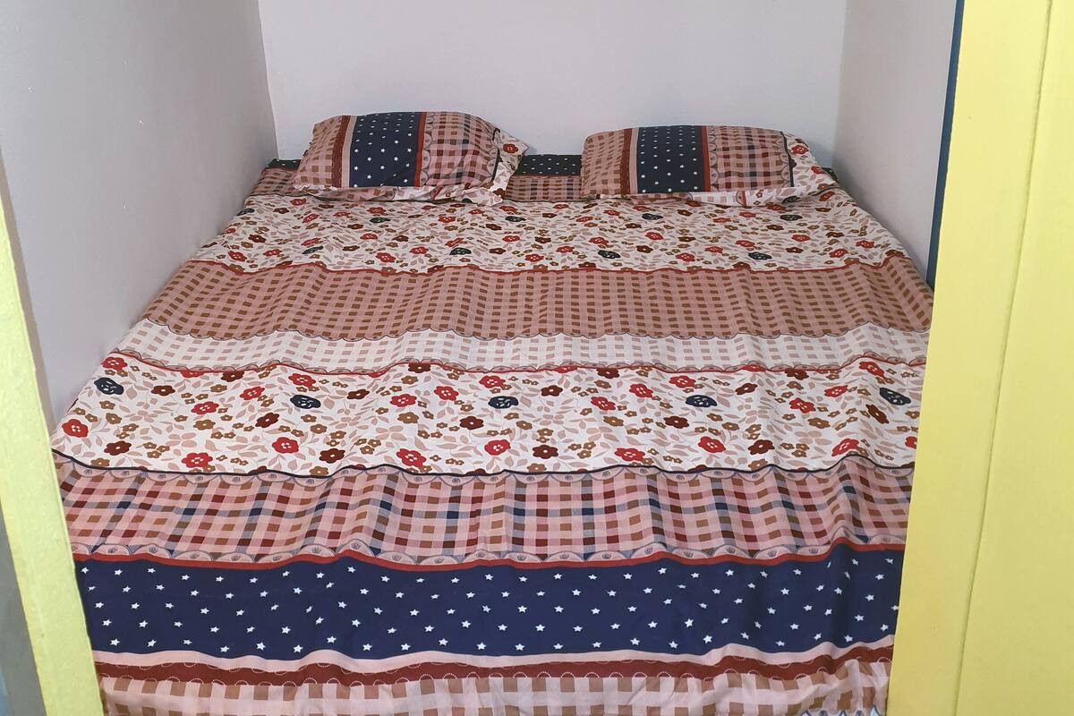 Superior Queen Capsule | Soundproofing, iron/ironing board, free WiFi, bed sheets