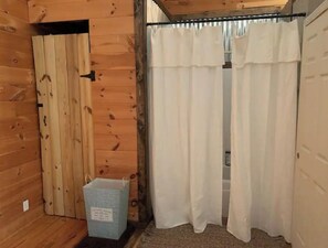 Towels, soap, shampoo, toilet paper - Country Bliss (Tishomingo)