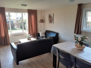 Een televisie en een tafeltennistafel