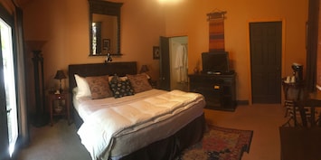 Garden King Room in Carriage House