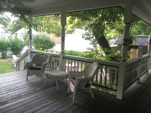 Terrace/patio - Garden Room 2 pp King Bed in the Carriage House very private (Weaverville)