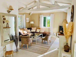 Fernseher, DVD-Player, Tischtennisplatte, Bücher