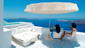 Un espacio de descanso al aire libre con vistas al mar y a las islas.
