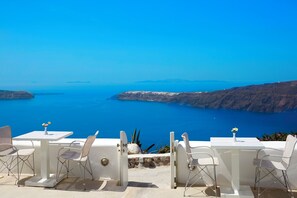 Outdoor dining - White (Santorini)