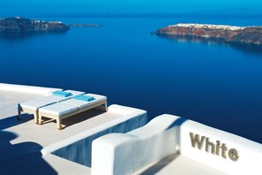 Property grounds - White (Santorini)