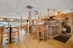 2 restaurants, lunch, dinner served; American cuisine