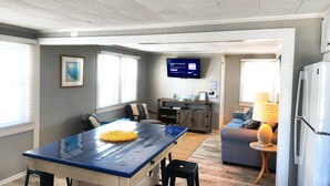 Habitación cuádruple Premium | Área de sala de estar | Televisión de pantalla plana de 1 pulgadas con canales por cable