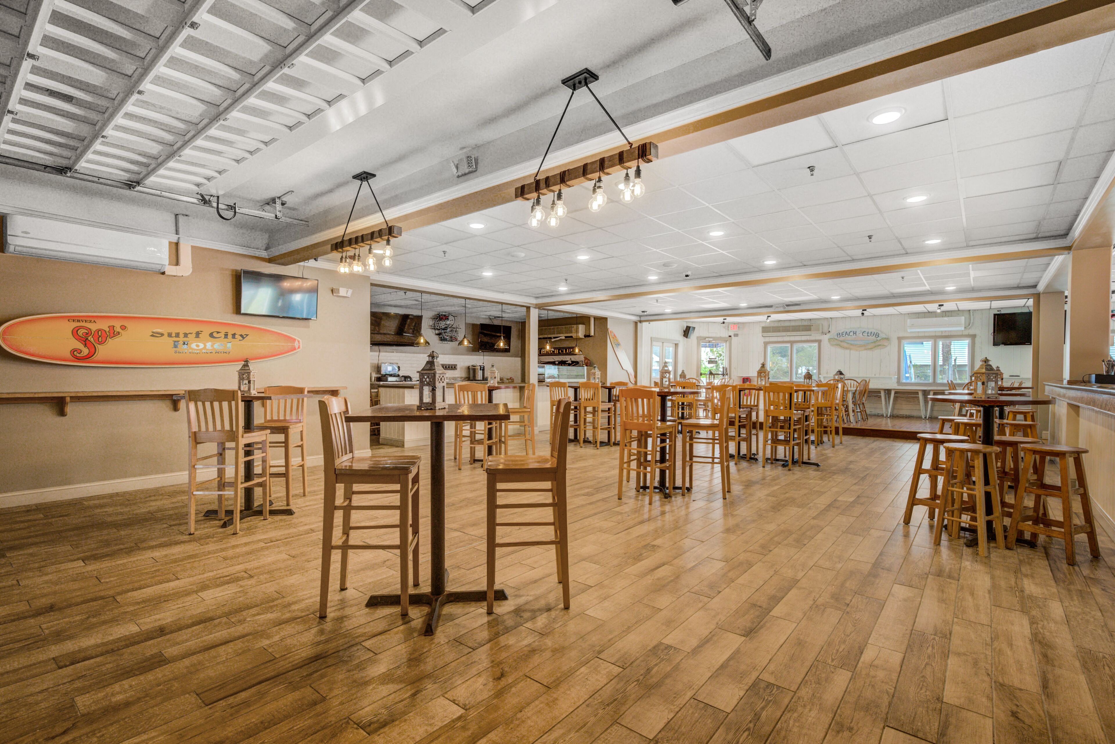 2 restaurants; ze serveren er lunch en diner 