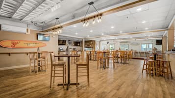 2 restaurants; ze serveren er lunch en diner