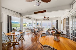 2 restauranter, lunsj og middag serveres, amerikanske retter