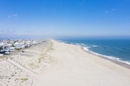 Una playa cerca, toallas de playa. Surf City Hotel