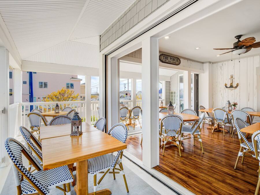 2 restaurants, lunch, dinner served; American cuisine