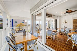 2 restaurants servant le déjeuner et le dîner, plats Cuisine américaine