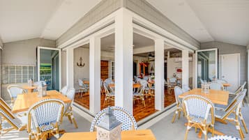 2 restaurants; lunch and dinner served