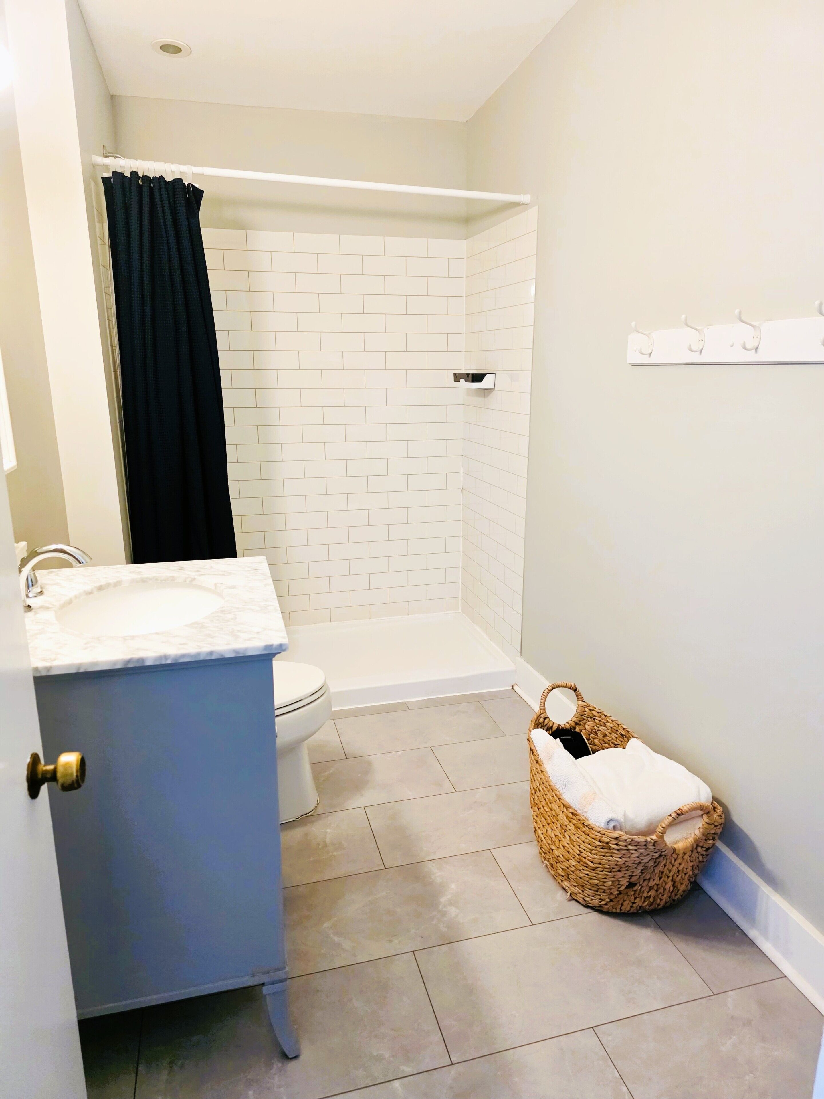 Ein Badezimmer mit einer weißen Badewanne, einer Toilette und einem Waschbecken.