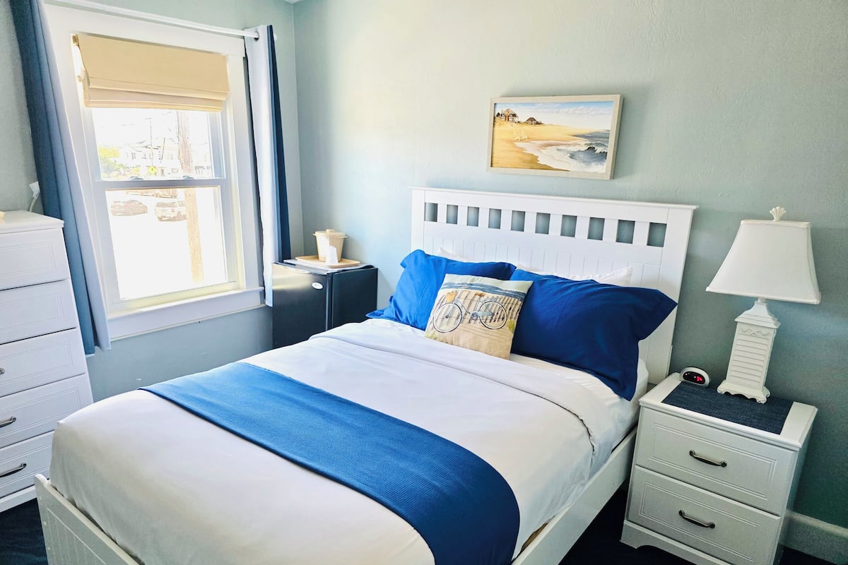 Single Full Bed HOTEL | WiFi (free), bed sheets