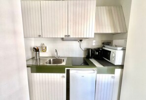 Fridge, microwave, stovetop, coffee/tea maker