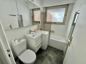 Bathtub, hair dryer, towels